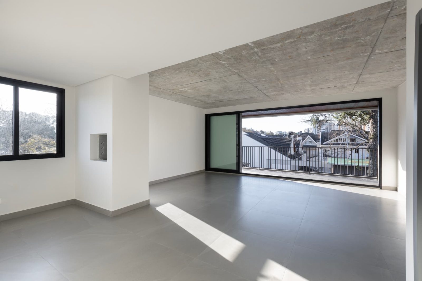 Living com janela panorâmica — Ed. Morada
