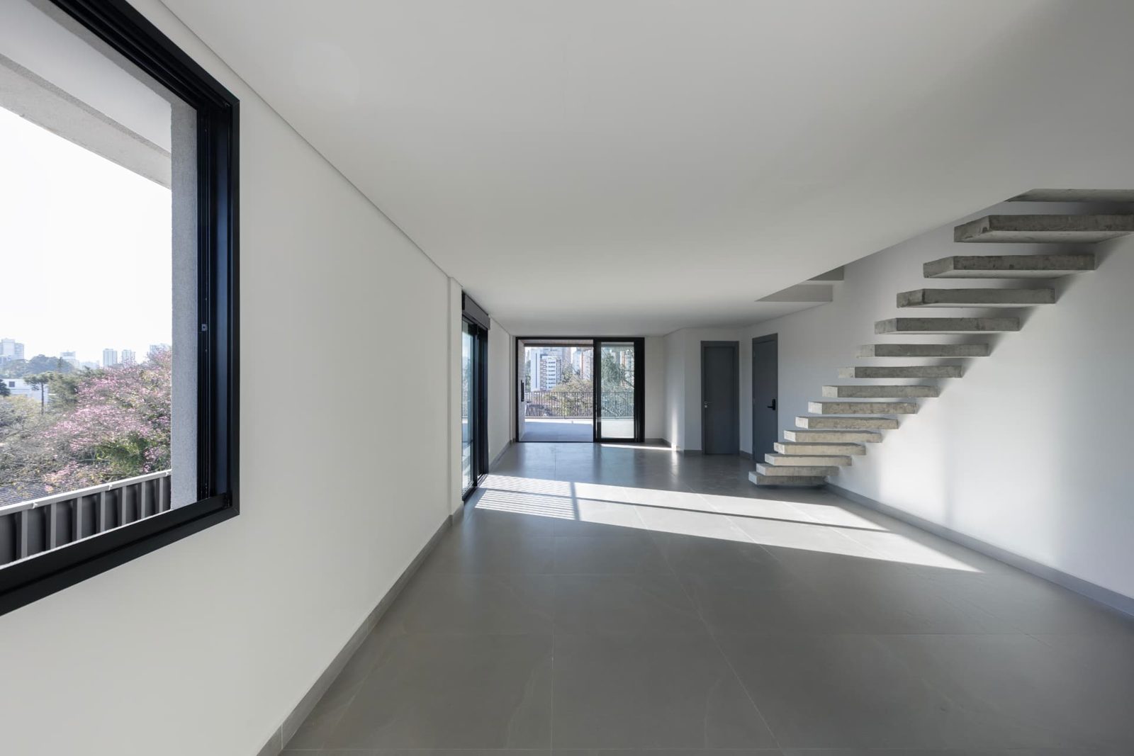 Duplex com escada em concreto — Ed. Morada